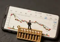 如何通过tushare包提取数据将收盘价以折线图可视化？